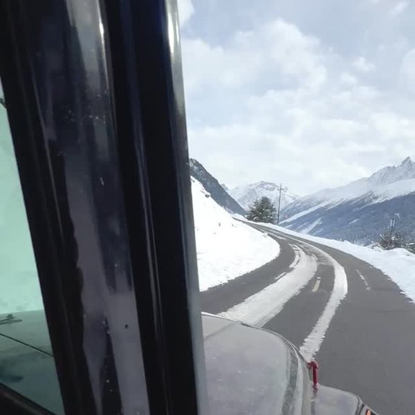 Road trip through snowy Kashmir